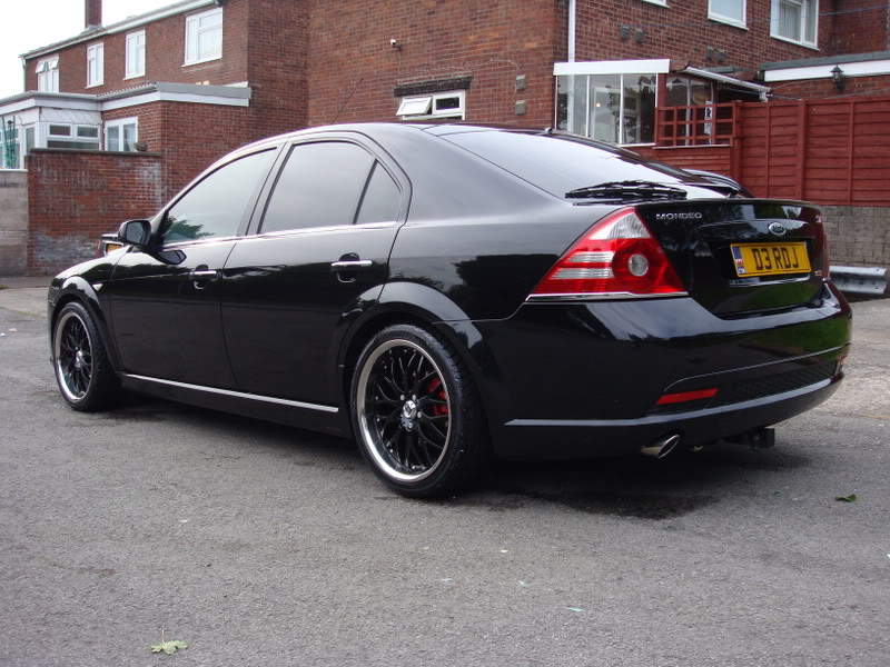 Black Ford Mondeo ST mk3 in dark version